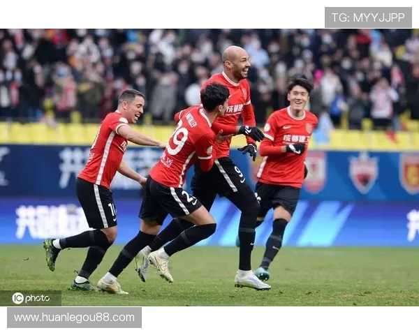 成都外援费利佩儿子挑战学唱《义勇军进行曲》展现中文发音潜力 成都外援费利佩儿子挑战学唱《义勇军进行曲》展现中文发音潜力